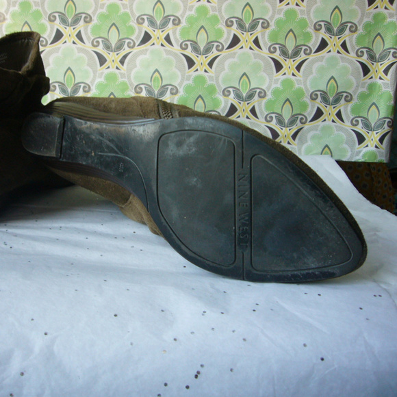 Nine West Golden Brown Suede Bestie Wedge Ankle Boot - Size 8 Angled Zipper - Picture 10 of 16